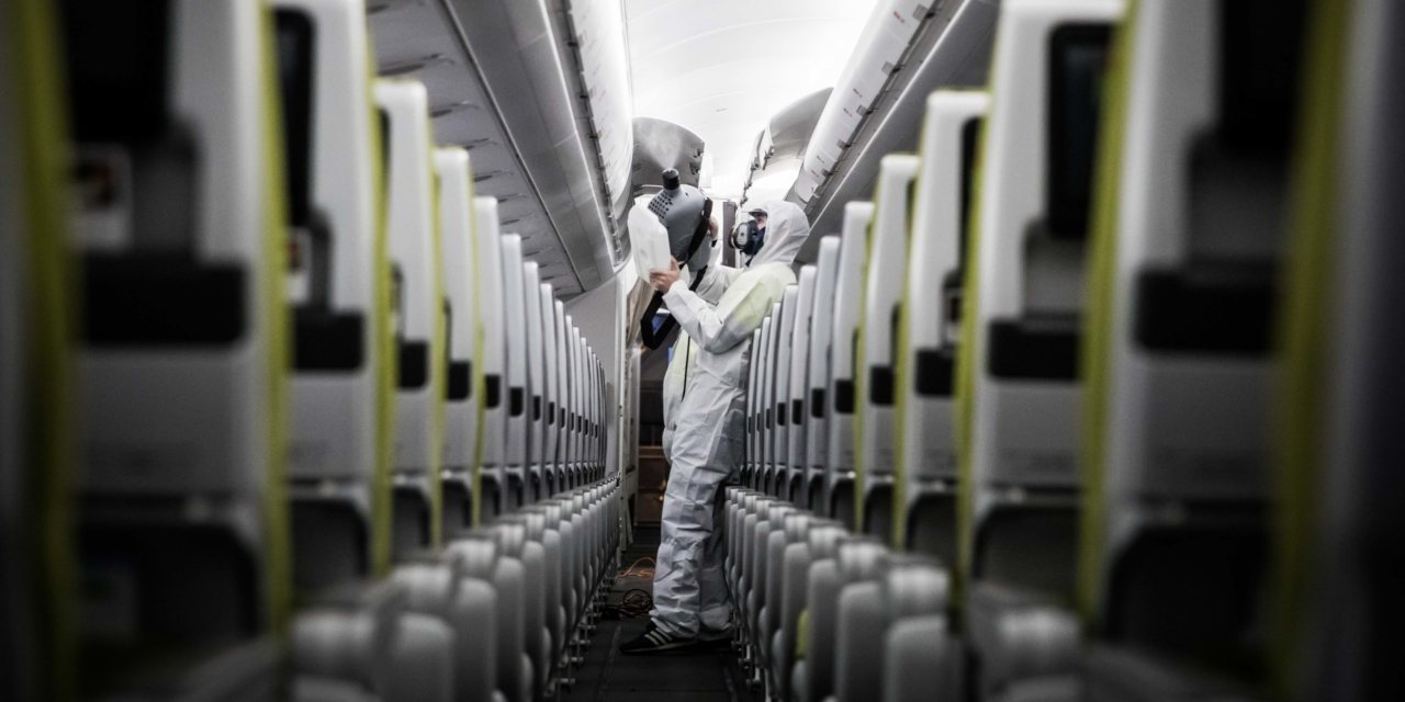 O processo de limpeza e desinfeção de um avião de longo curso pode durar até duas horas