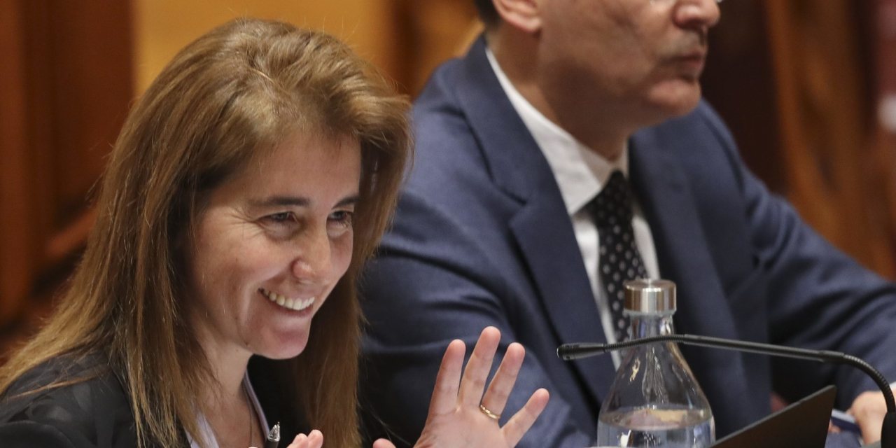 Ministra Ana Mendes Godinho há seis meses foi avisada de que os estatutos de Tomás Correia são ilegais. Mas ainda não tomou decisões.