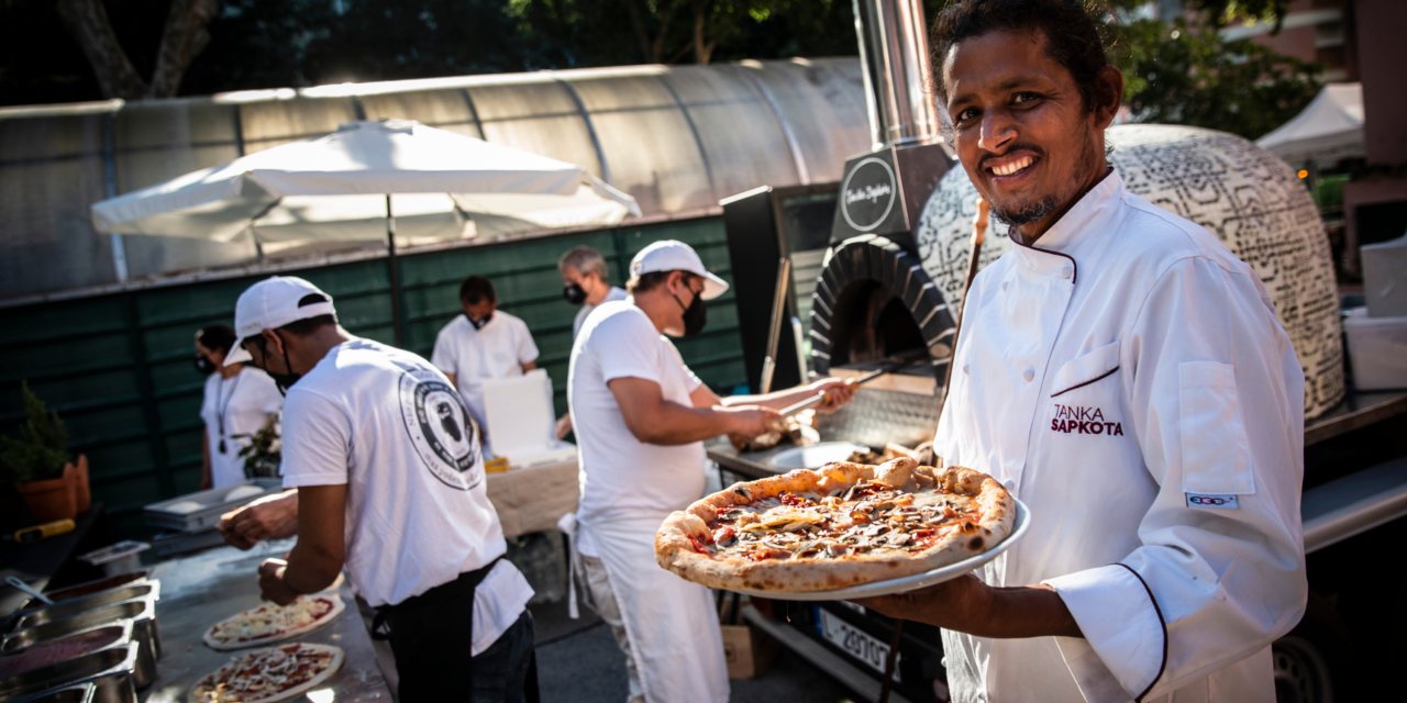 Tanka Sapkota vai oferecer mais de 8.000 pizzas até meados de julho