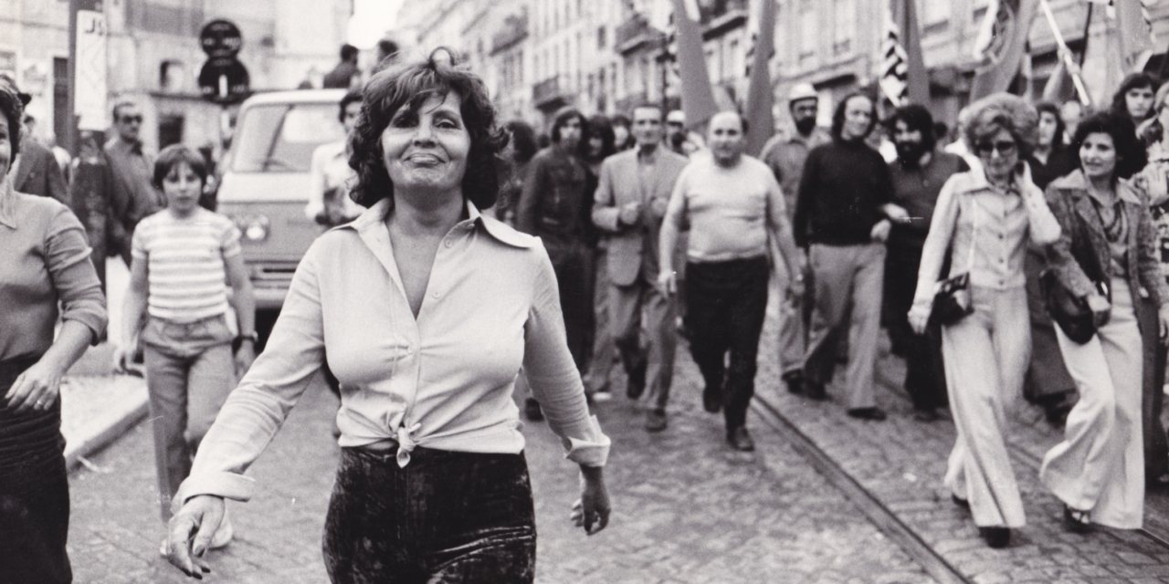 A foto de Luís Vasconcelos que faz a capa do livro. Amália numa manifestação promovida pelo PS em junho de 1975 no âmbito do chamado “Caso República”. “Amália não fiques à varanda”, gritaram os manifestantes. E a fadista desceu à rua