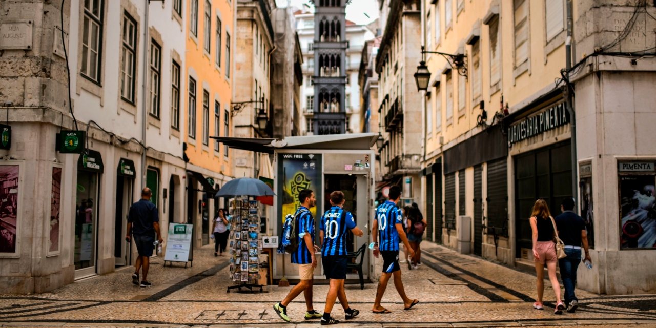 Adeptos da italiana Atalanta fotografados esta terça-feira, 11 de agosto, na baixa de Lisboa. A equipa joga esta quarta-feira com o Paris Saint-Germain
