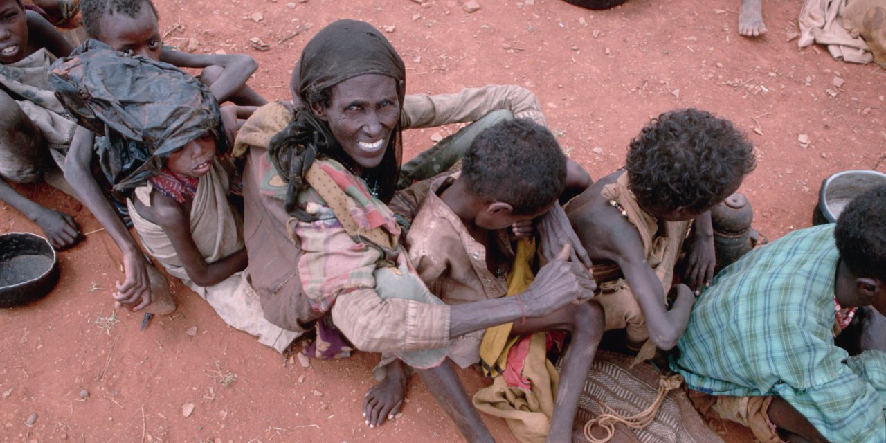 Refugiados na Somália, na década de 1980, numa fila para comida