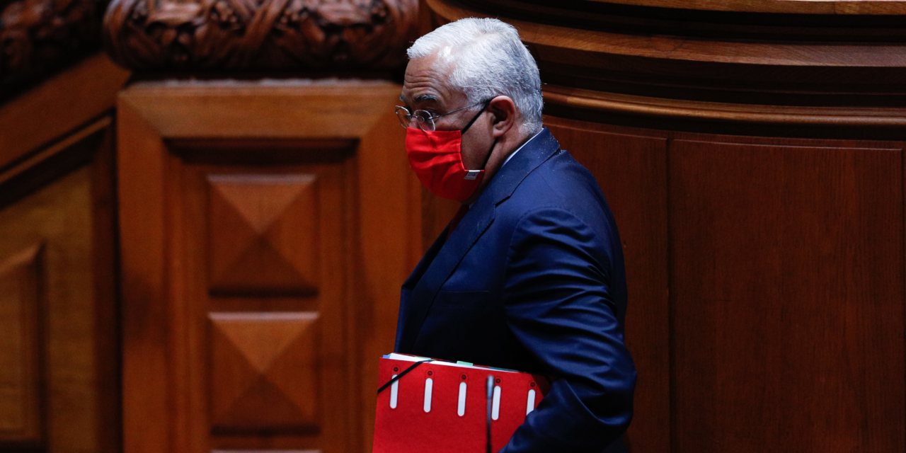 António Costa apareceu no debate de vermelho, da cabeça aos pés, literalmente.
