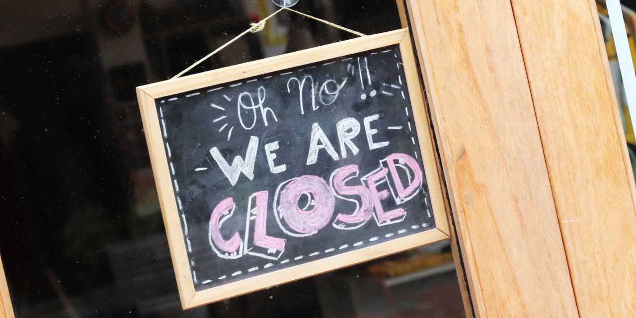 Bares, restaurantes e negócios não essenciais são dos primeiros serviços a fechar