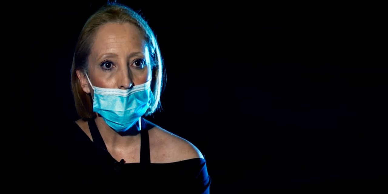 Maria Gomes de Oliveira é uma das fundadoras do movimento Médicos pela Verdade que nega a necessidade de usar máscara para evitar contágios pelo SARS-CoV-2 e rejeita a realização de testes PCR para detetar a infeção (Imagem retirada de reportagem da TVI)
