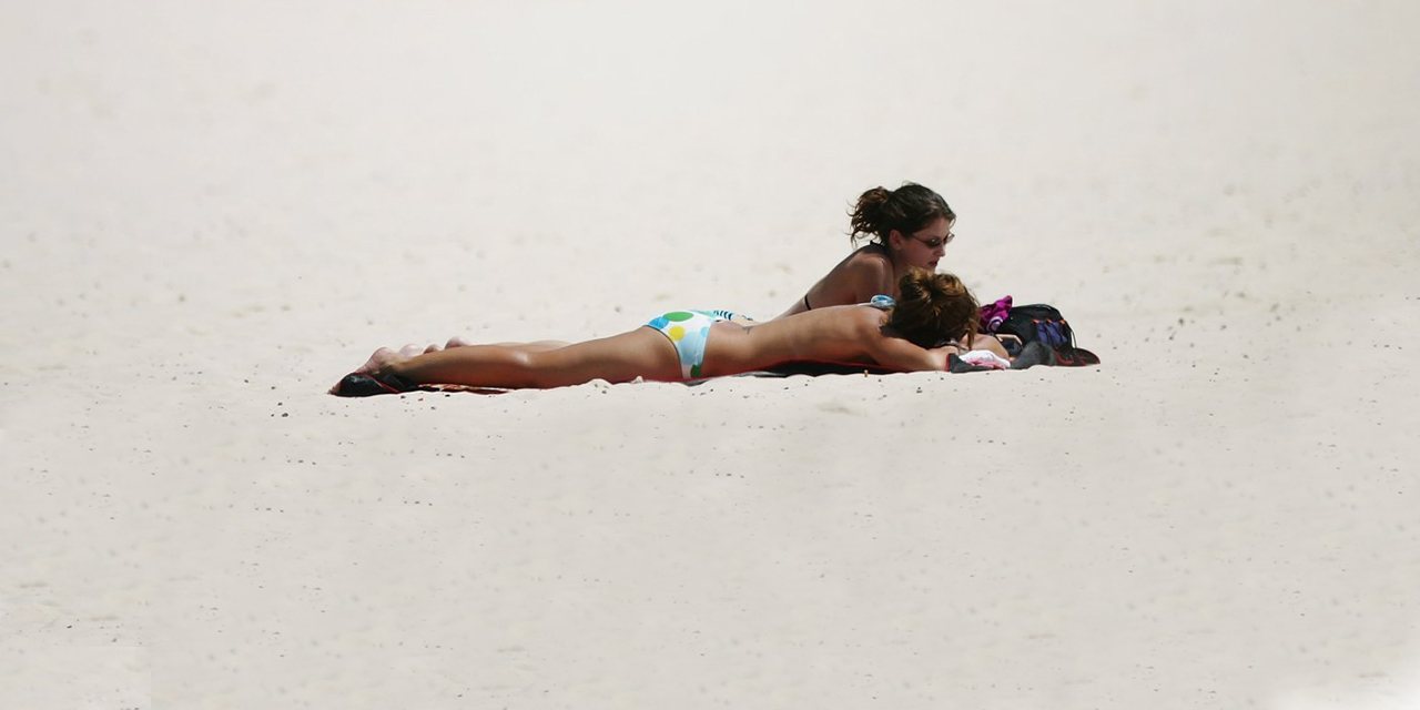 Medo de assédio, riscos para a saúde e o boom da moda balnear o topless na praia tem os dias contados? foto