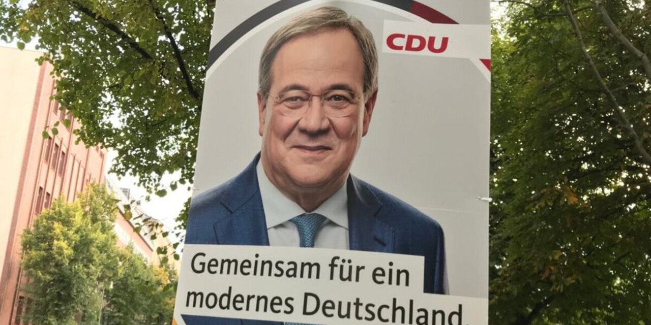 Cartaz de propaganda da CDU em Berlim. &quot;Juntos por uma Alemanha moderna&quot; é o slogan de Armin Laschet