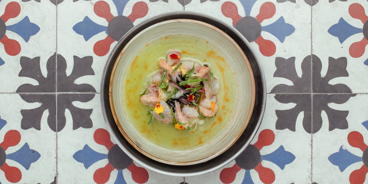 A funcionar desde setembro, o aguachile de sashimi de lírio e gamba do Algarve tem sido um dos pratos preferidos dos clientes.