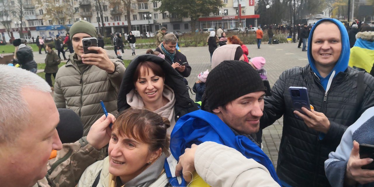 Andriy, voluntário da Union Help of Kherson, na celebração da chegada das tropas ucranianas a Kherson em novembro de 2022