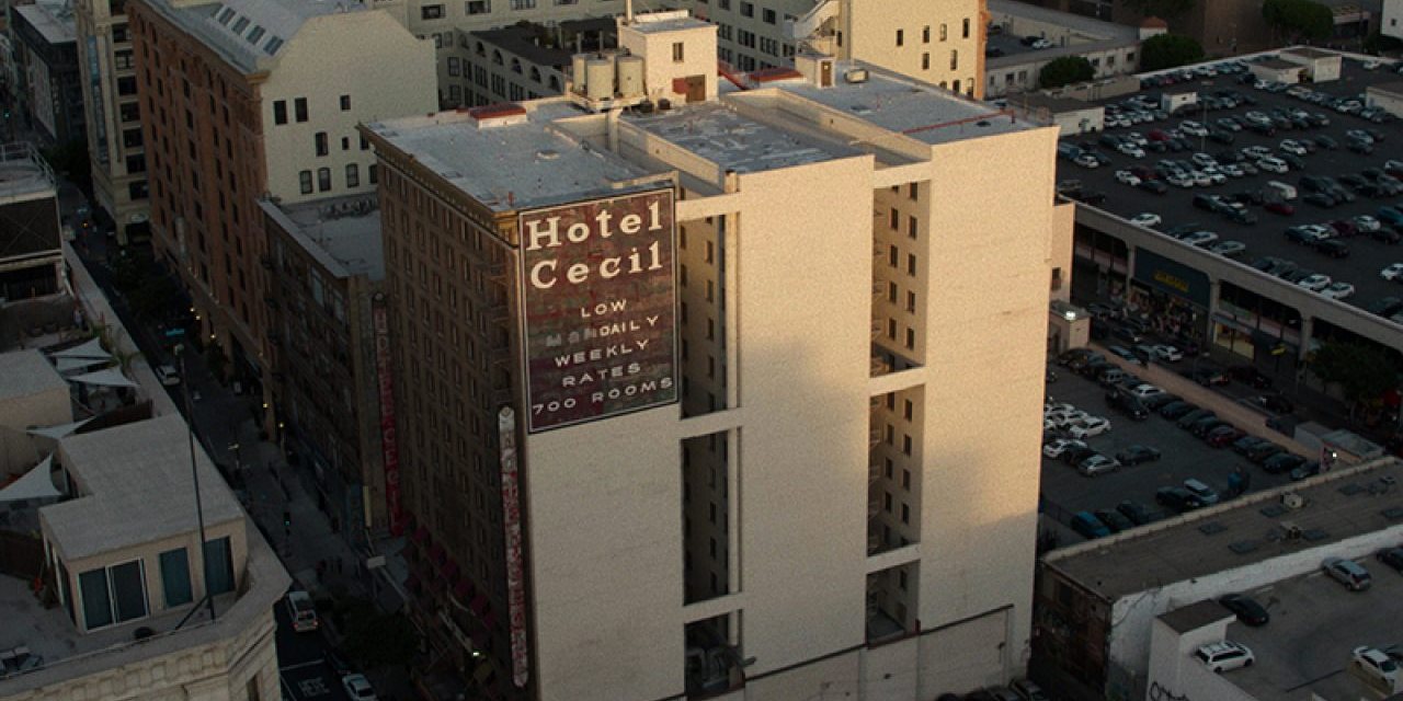 A partir dos anos 80, o hotel transformou-se num autêntico &quot;barril de pólvora&quot; sem lei, onde quem arriscasse a passar o sexto andar tinha uma grande probabilidade de acabar assaltado ou até morto