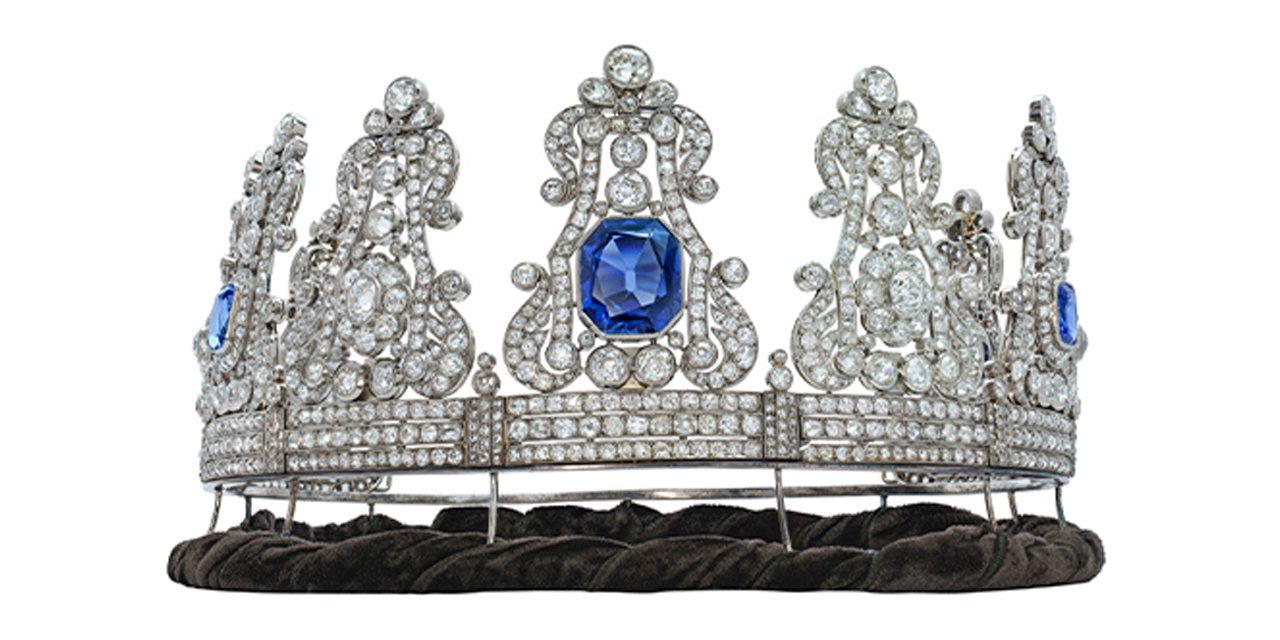 A tiara divide-se em nove pequenos alfinetes e pertenceu a D. Maria II, rainha de Portugal