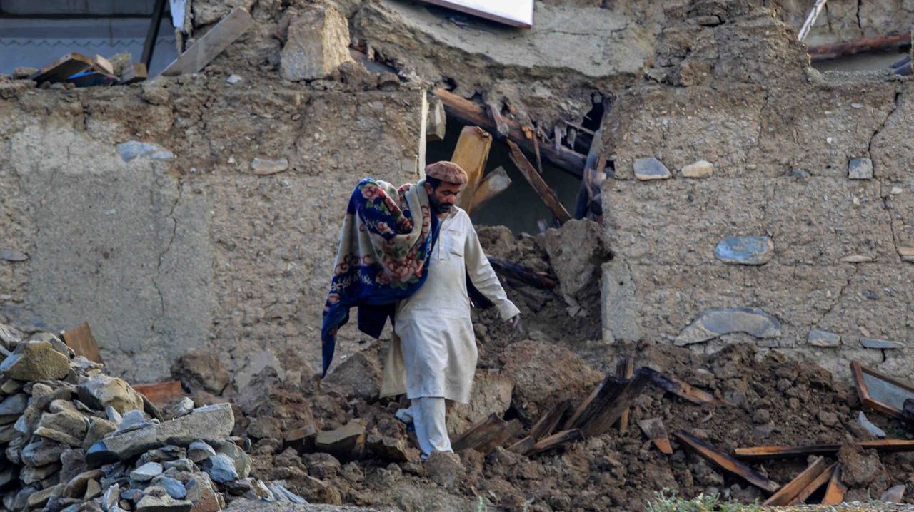 epaselect epa10028881 People affected by earthquake wait for relief in Gayan village in Paktia province, Afghanistan, 23 June 2022. More than 1,000 people were killed and over 1,500 others injured after a 5.9 magnitude earthquake hit eastern Afghanistan before dawn on 22 June, Afghanistan&#039;s state-run Bakhtar News Agency reported. According to authorities the death toll is likely to rise.  EPA/STRINGER