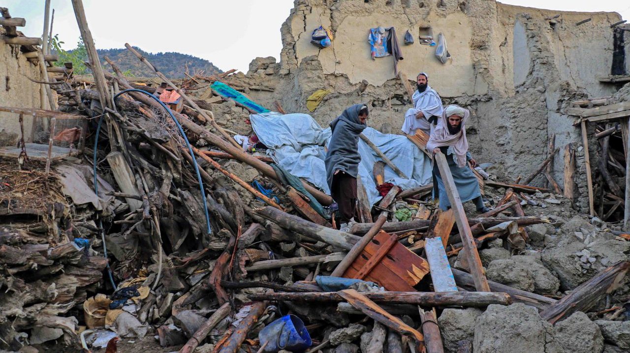 epa10028869 People affected by earthquake wait for relief in Gayan village in Paktia province, Afghanistan, 23 June 2022. More than 1,000 people were killed and over 1,500 others injured after a 5.9 magnitude earthquake hit eastern Afghanistan before dawn on 22 June, Afghanistan&#039;s state-run Bakhtar News Agency reported. According to authorities the death toll is likely to rise.  EPA/STRINGER
