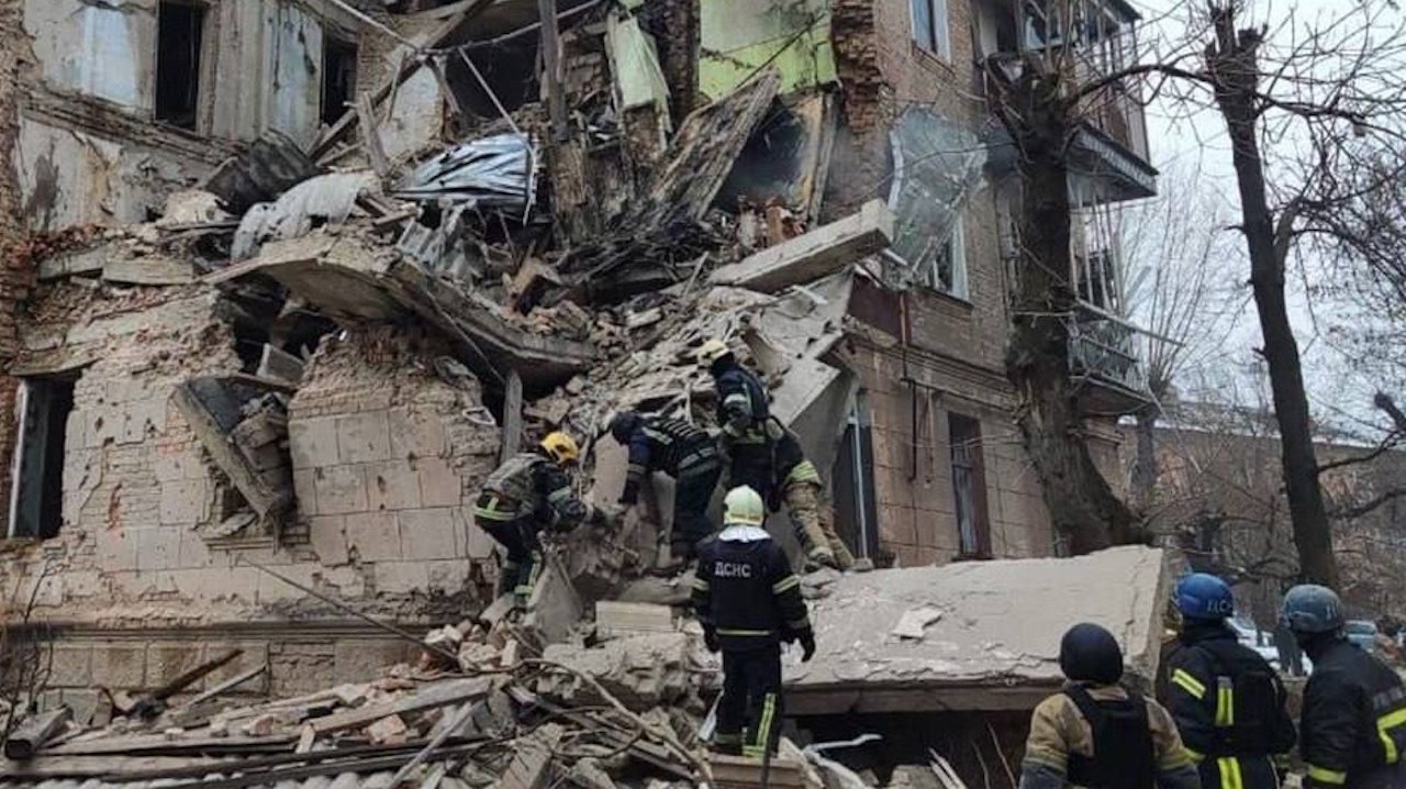 Edifício destruído em Krvyi Rih, uma das cidades atingidas pelo ataque aéreo em massa lançado pela Rússia