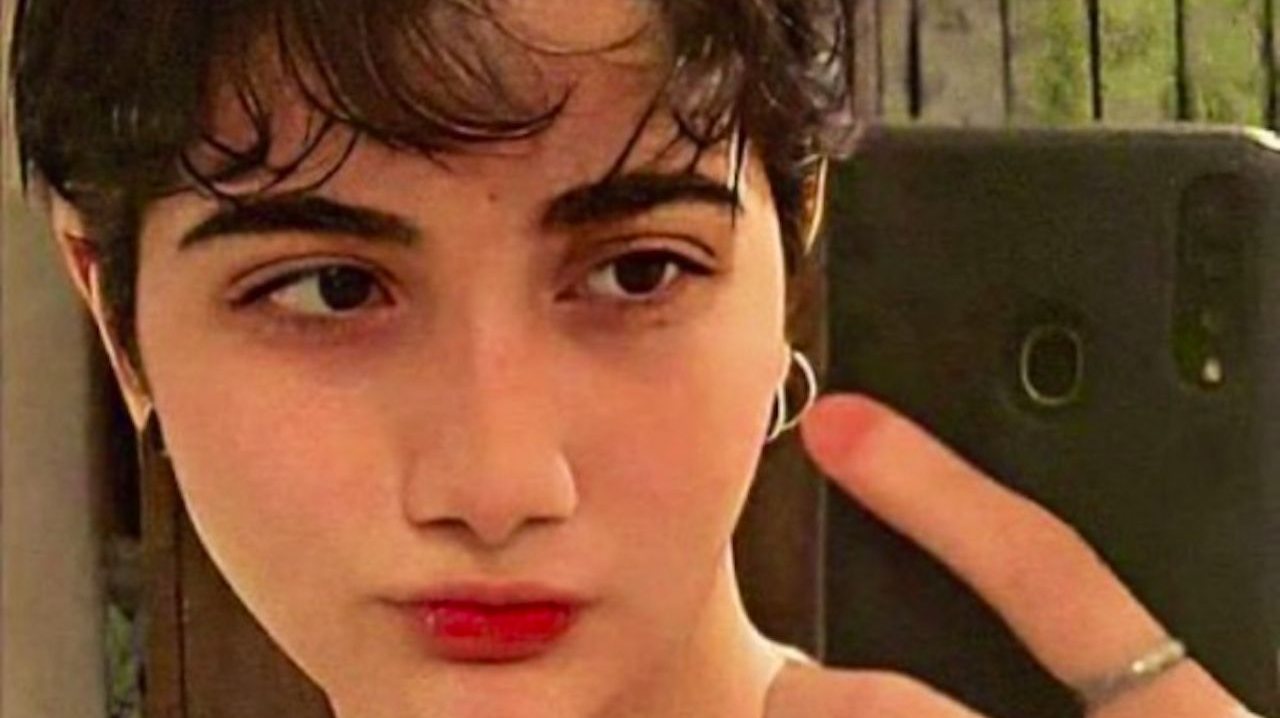 Armita Geravand, jovem de 16 anos sem hijab no Irão