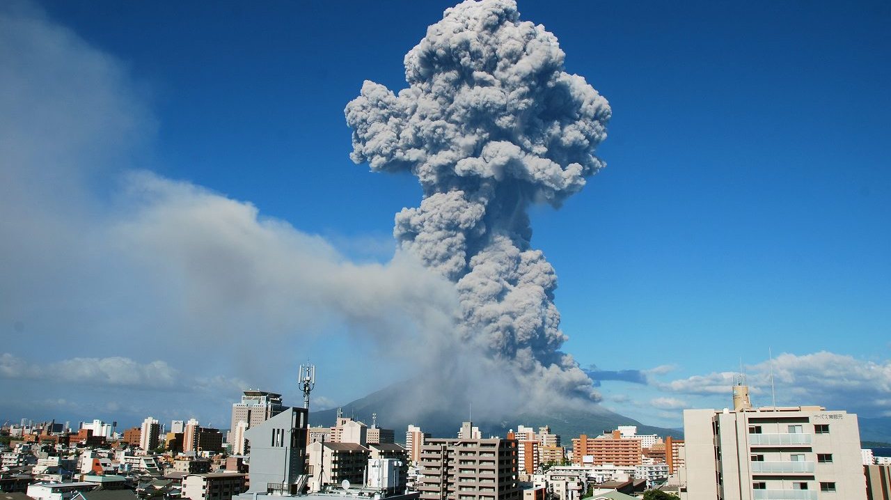 epa03830391 A handout picture released on 19 August 2013 by the Japan Meteorological Agency shows ash spewing from Sakurajima volcano after its eruption at 16:31 local time in Kagoshima, Japan, 18 August 2013. The 1,117m volcano spewed ash 5,000m high. There are no reports of casualties in the eruption.  EPA/KAGOSHIMA LOCAL METEOROLOGICAL OBSERVATORY / HANDOUT  HANDOUT EDITORIAL USE ONLY/NO SALES