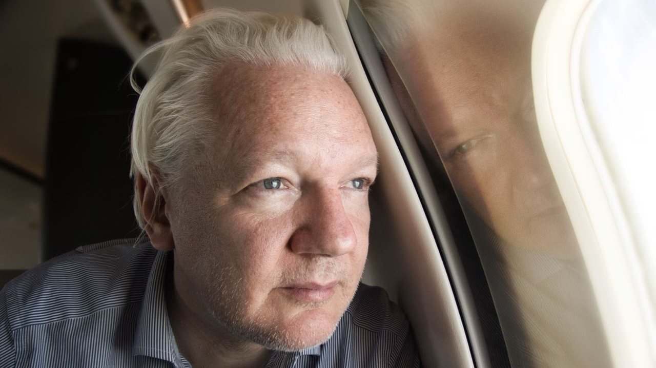 Julian Assange no avião que o tirou de Londres: voo custou 485 mil dólares