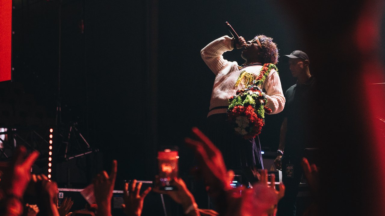A$AP Rocky apareceu em palco de saia, camisola e uma peruca grisalha que acabaria por largar após o primeiro tema