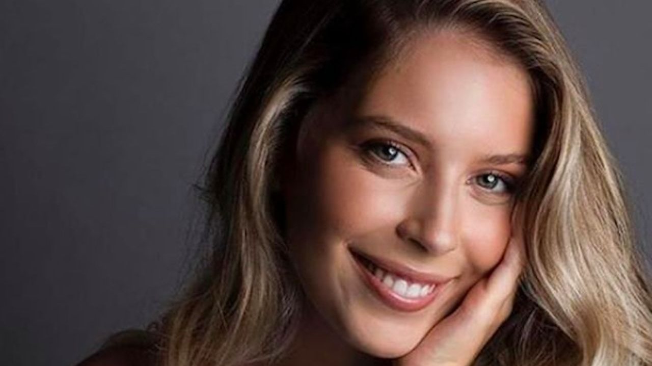 A cantora Sara Carreira morreu este sábado num violento acidente rodoviário. Tinha 21 anos.
