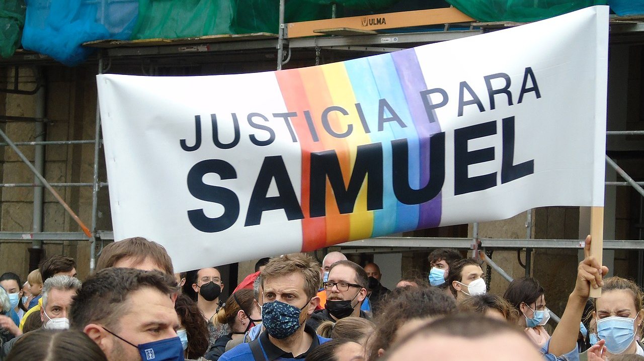 Milhares de pessoas concentraram-se para pedirem justiça por Samuel Luiz, que terá sido morto devido à sua orientação sexual
