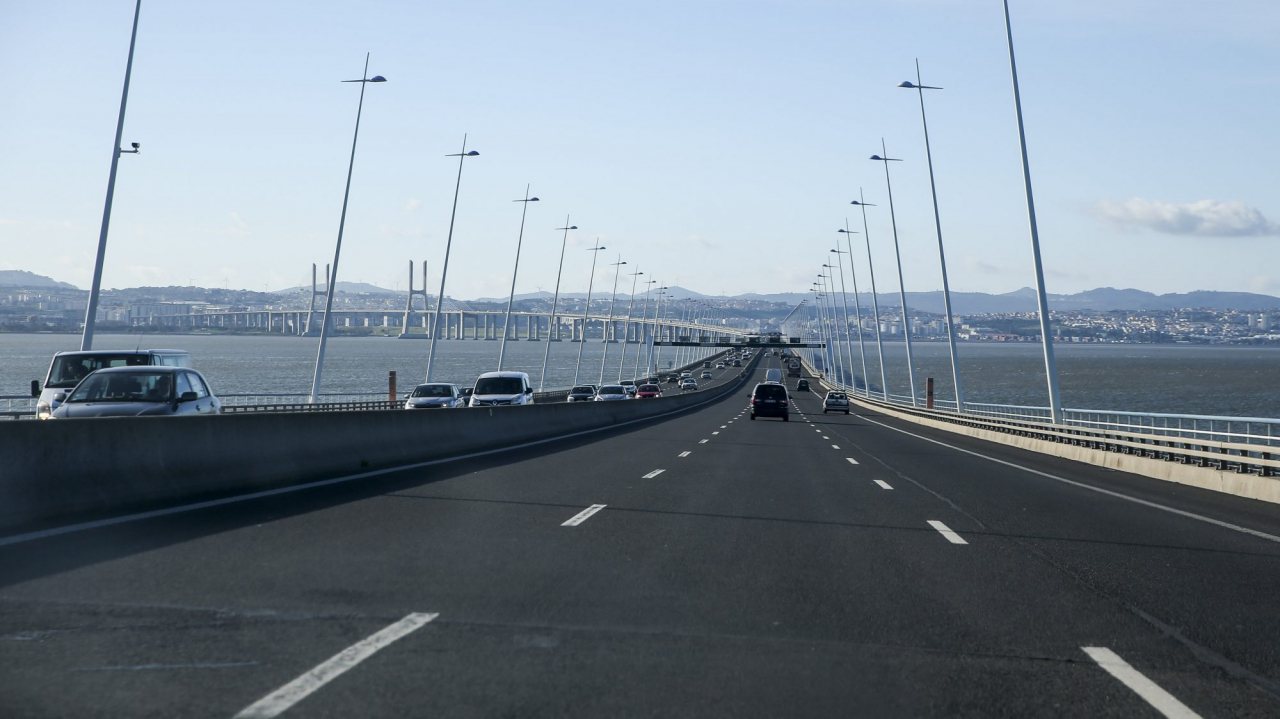 Em comunicado, a empresa que gere a Ponte Vasco da Gama adianta que o encerramento total ao tráfego entre as 00h00 e as 06h00 de terça-feira &quot;decorre da necessidade de verificações topográficas no âmbito dos trabalhos a decorrer nesta ponte&quot;