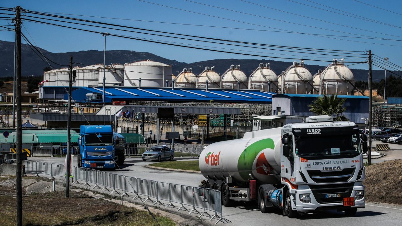 camiões cisterna à saída da Companhia Logística de Combustíveis (CLC)