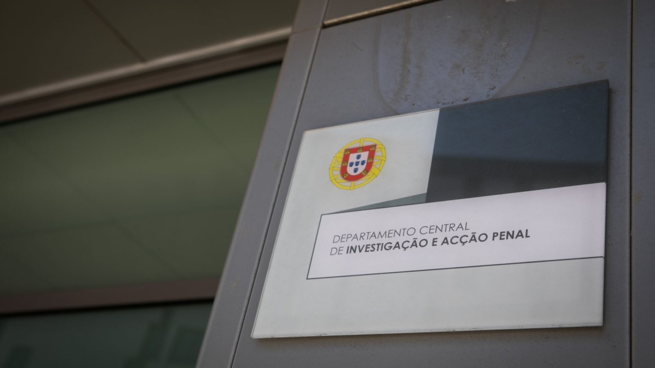 Numa nota publicada na página da internet do DCIAP, o Ministério Público (MP) avança que pela primeira vez foi deduzida acusação em Portugal por crimes de guerra contra as pessoas