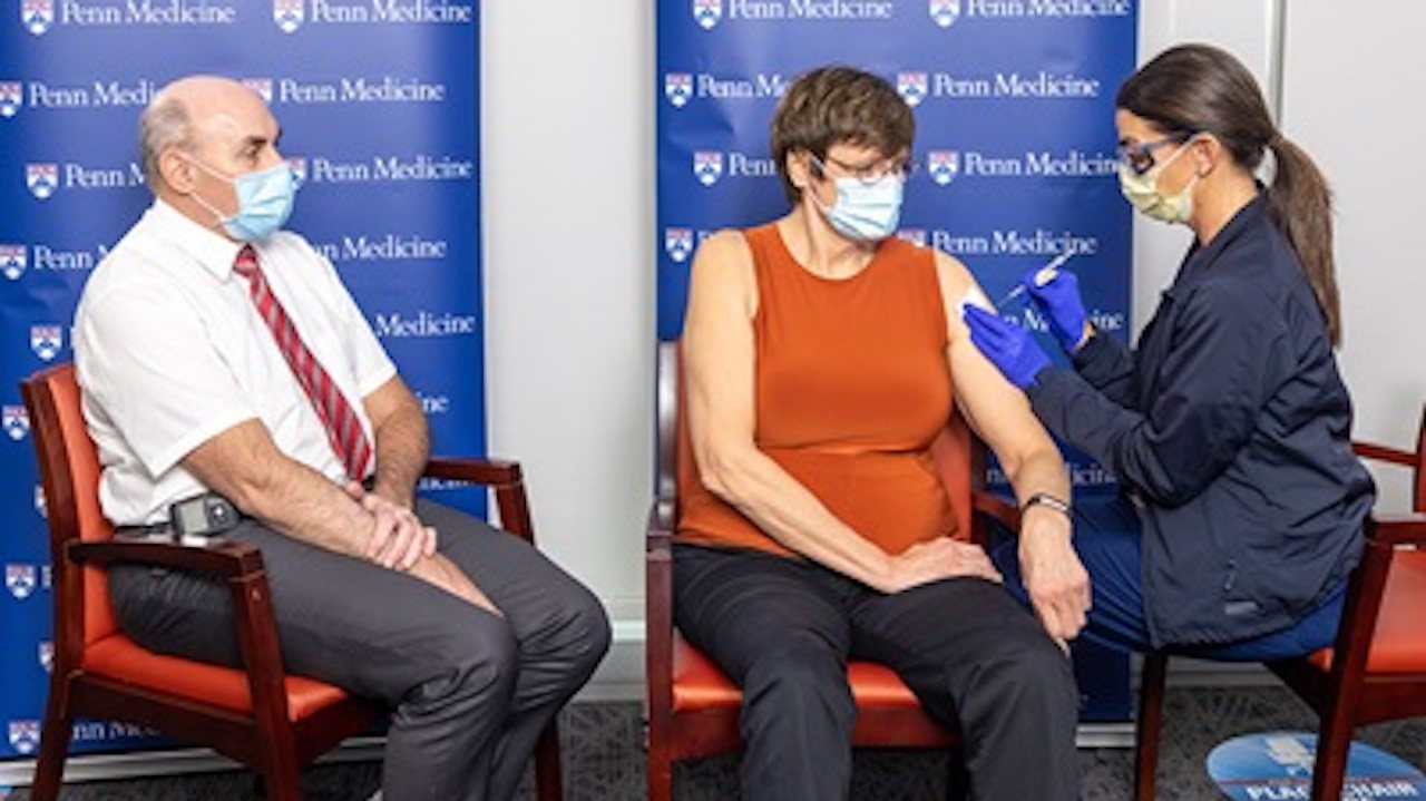 Katalin Karikó (ao centro) e Drew Weissman (à esquerda) foram vacinados na Universidade da Pensilvânia