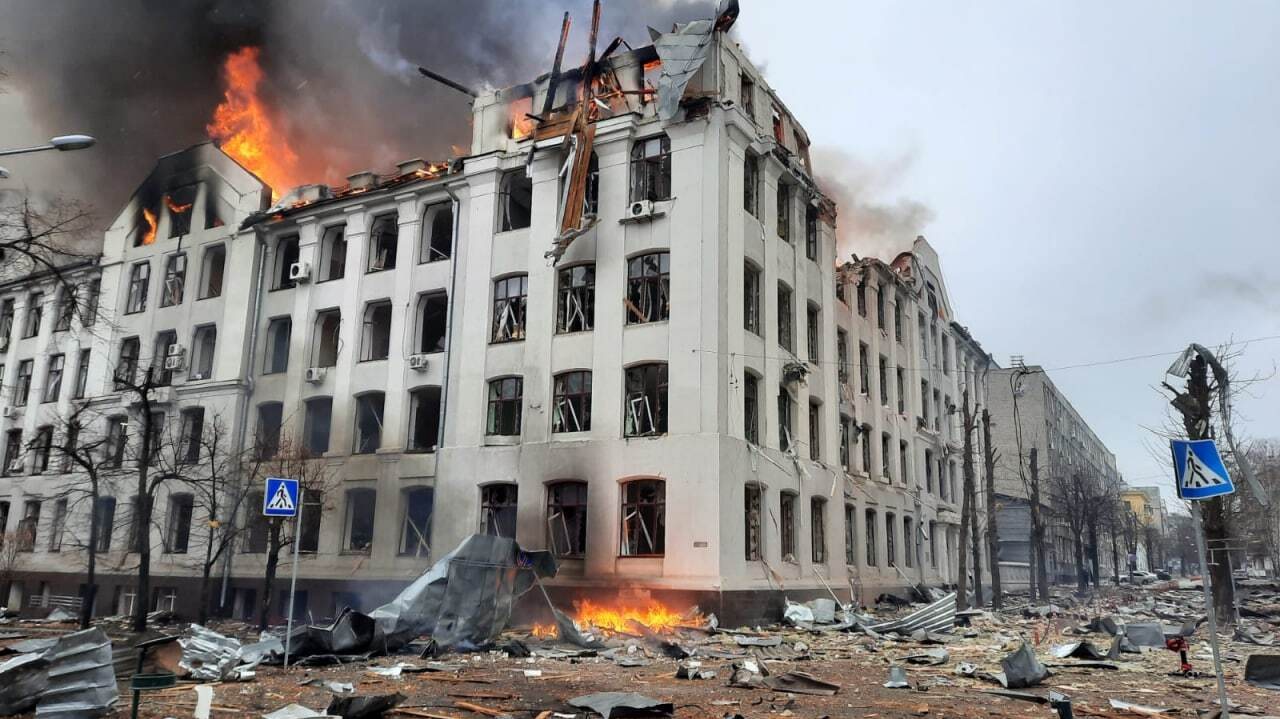 Bombeiros combatem as chamas numa estação de polícia em Kharkiv depois de bombardeamentos por parte do exército russo à cidade
