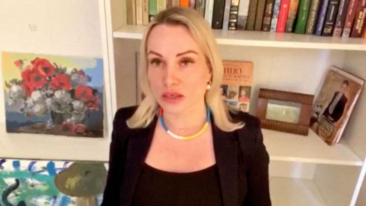Marina Ovsyannikova divulgou um vídeo em que explica a razão do seu protesto e em que denuncia o &quot;regime inumano&quot; de Vladimir Putin