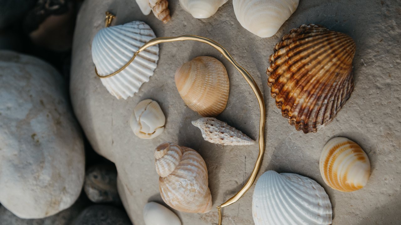 Linhas e formas orgânicas de conchas, búzios e algas inspiram a mais recente fornada de peças da joalheira Inês Telles.