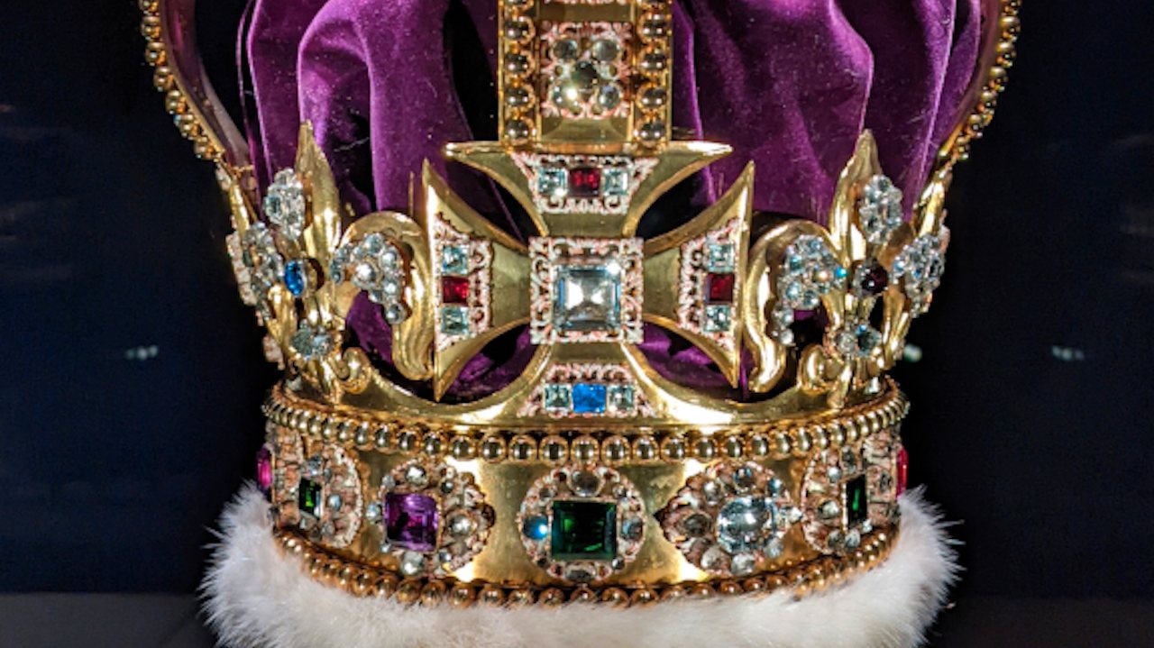 Após 1689, a coroa de Santo Eduardo de 1661 não foi usada na coroação de nenhum soberano ao longo de mais de 200 anos. O regresso a esta peça verifica-se apenas em 1911, com Jorge V, tendo seguido o seu trajeto desde então