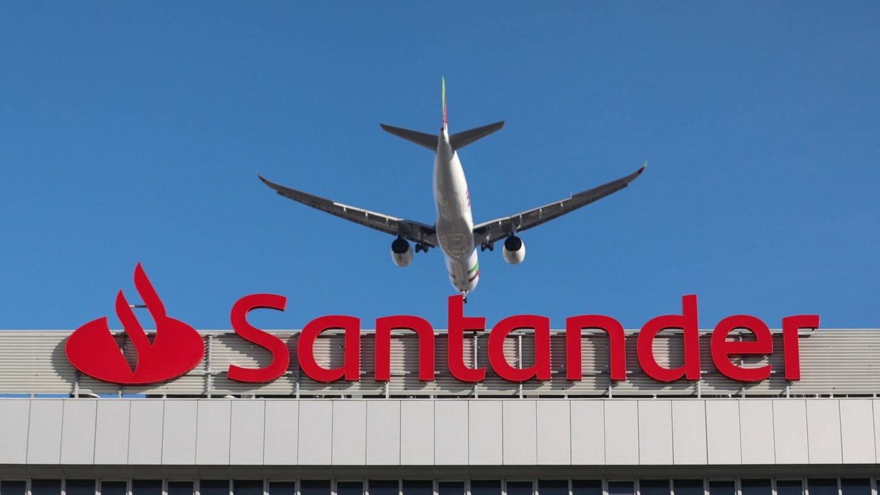 Os sindicatos que representam os bancários pediram a suspensão do processo de reestruturação do Santander, tendo em conta o agravamento da pandemia
