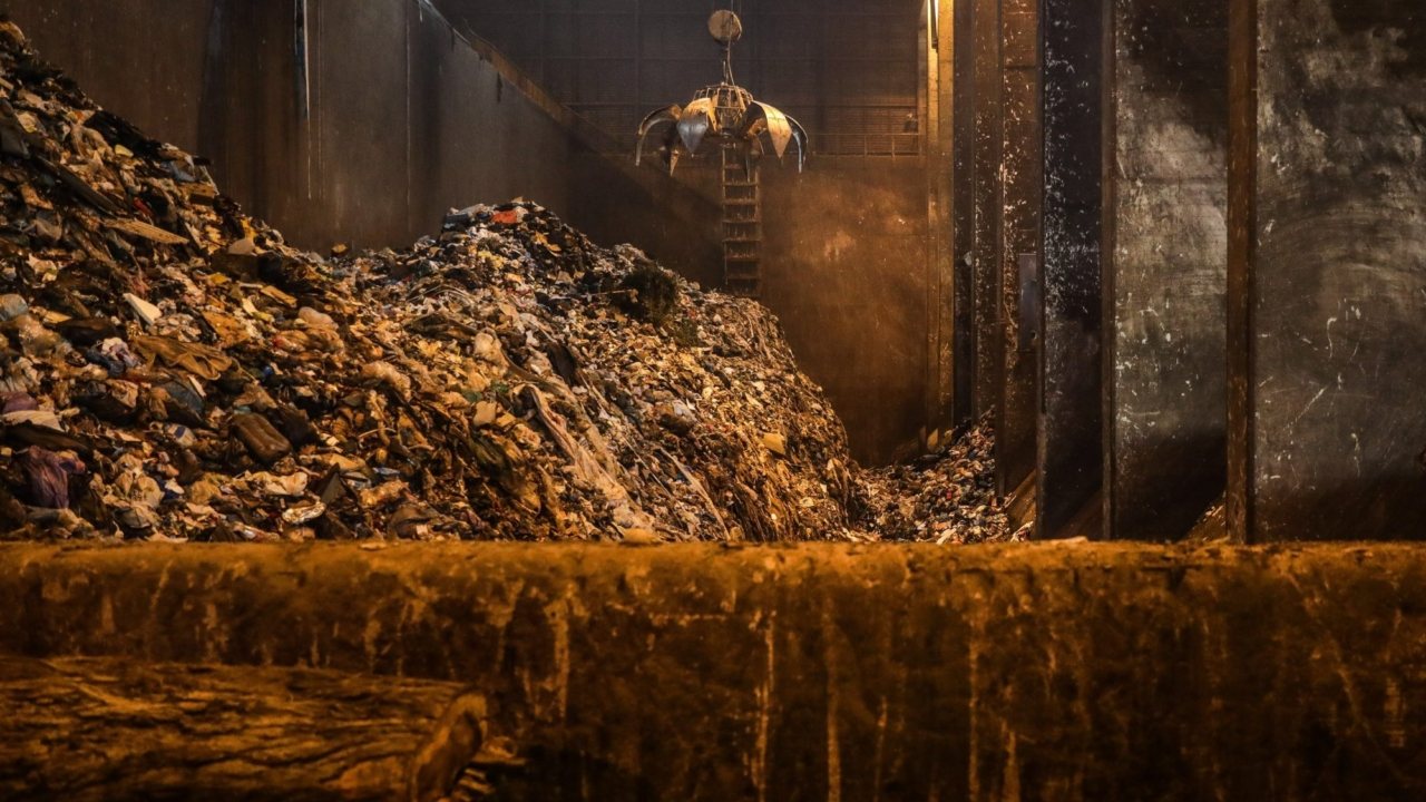 Processo de tratamento de resíduos nas instalações da Valorsul, em São João da Talha,