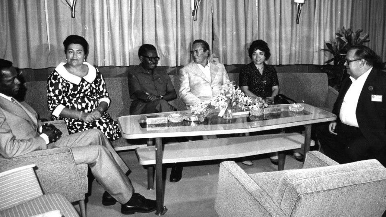 Jose Eduardo dos Santos com Eugénia Neto e Agostinho Neto e uns diplomatas cubanos