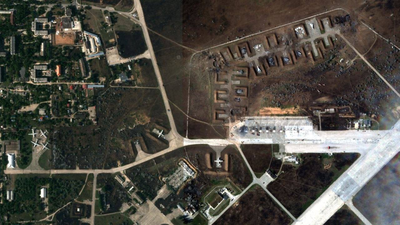 Imagens de satélite apontam para pelo menos oito aviões russos destruídos na base aérea russa de Saky, na Crimeia