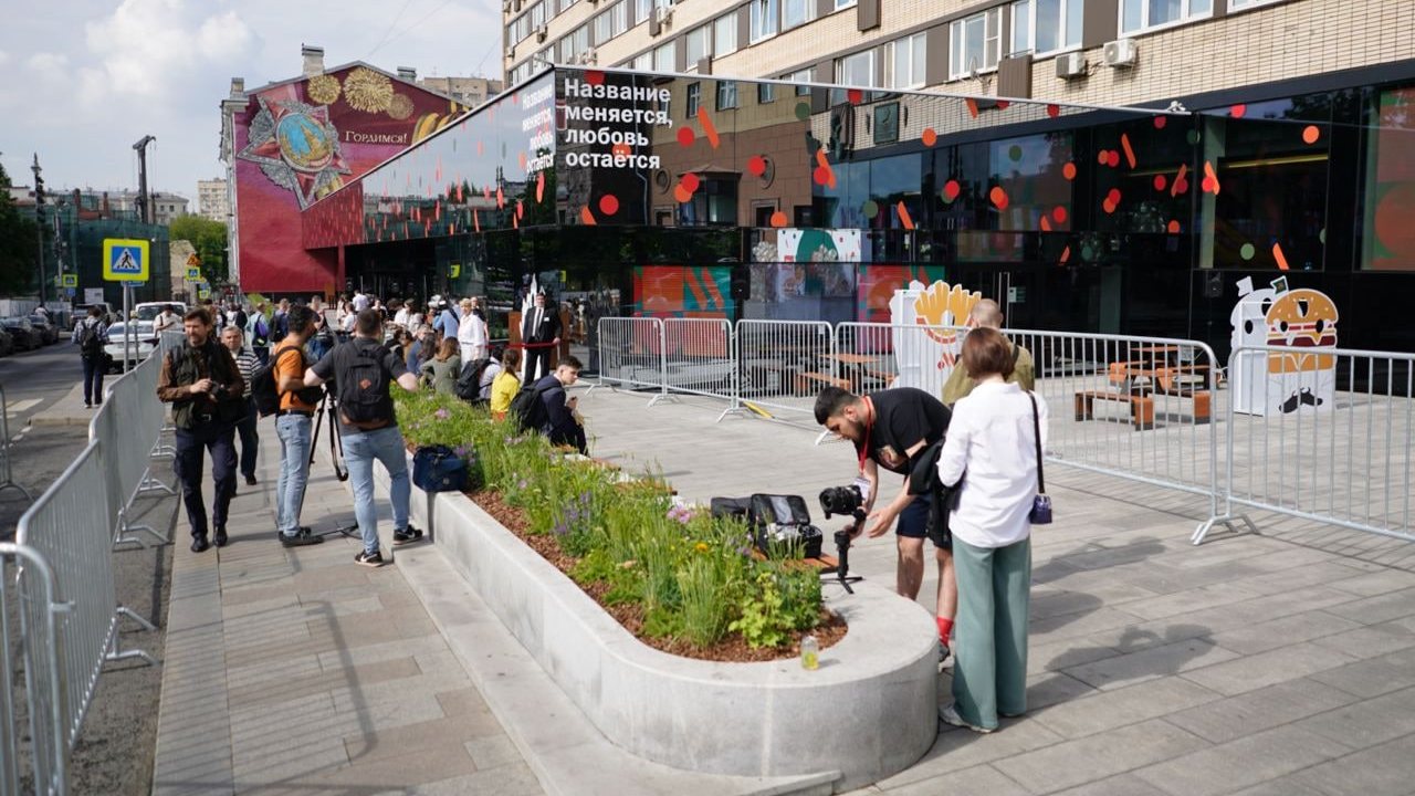 Formaram-se algumas filas para a reabertura das lojas que eram da McDonald's este domingo em Moscovo.