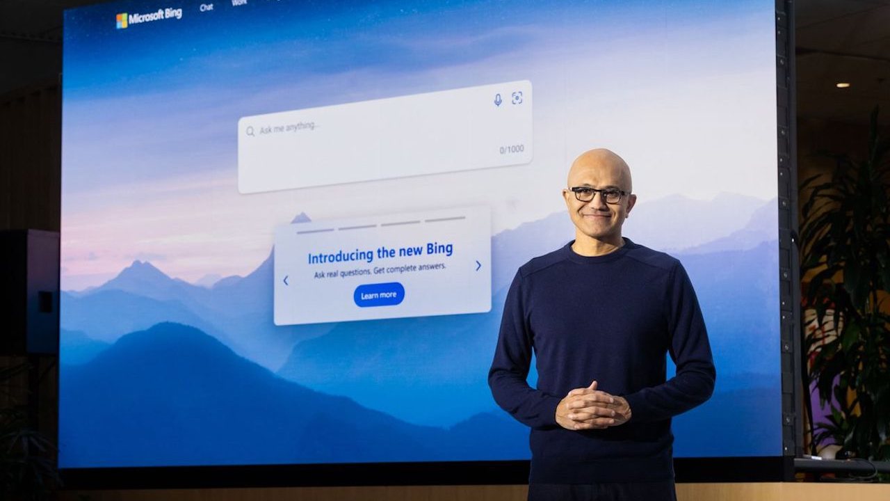 Satya Nadella, o CEO da Microsoft, ao lado do novo Bing