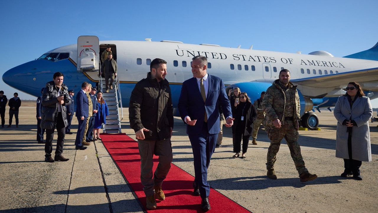 Chegada de Zelensky aos Estados Unidos, esta quarta-feira. O Presidente ucraniano viajou num avião comercial da Força Aérea norte-americana