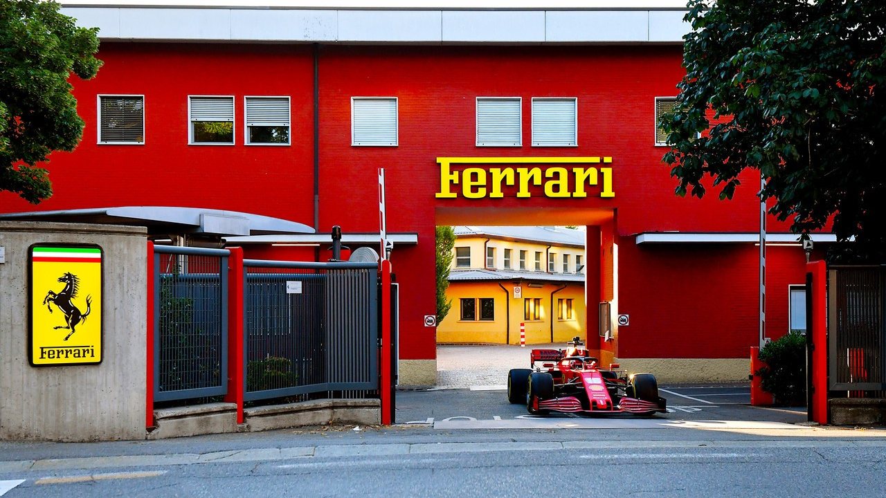 A tradicional entrada da Ferrari ainda existe, mas apenas por motivos históricos. É atrás dela que se desenvolve todo o complexo industrial da marca, o que inclui a fábrica dos carros de série e a divisão da F1
