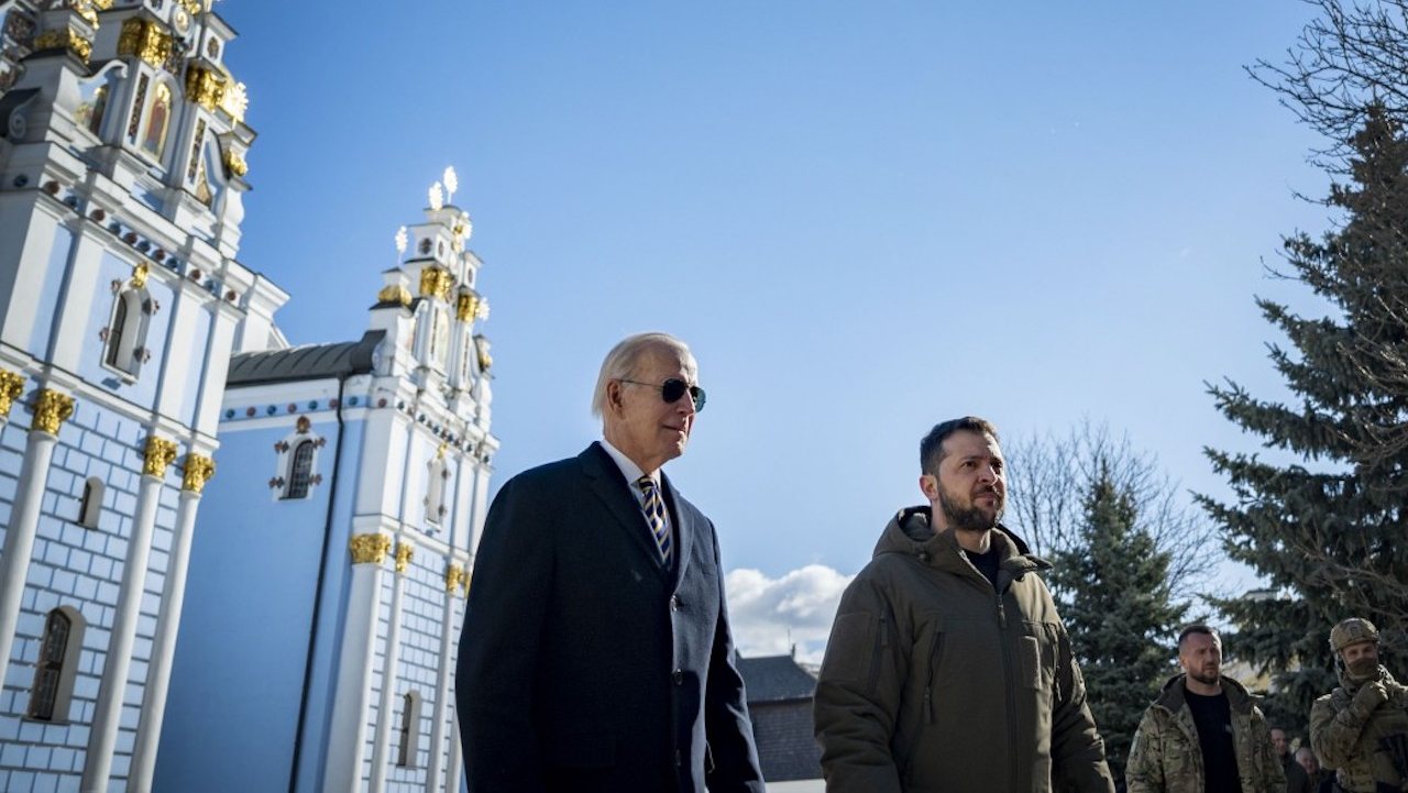 Joe Biden e Volodymyr Zelensky, na visita do Presidente dos EUA a Kiev, a 20 de fevereiro de 2023