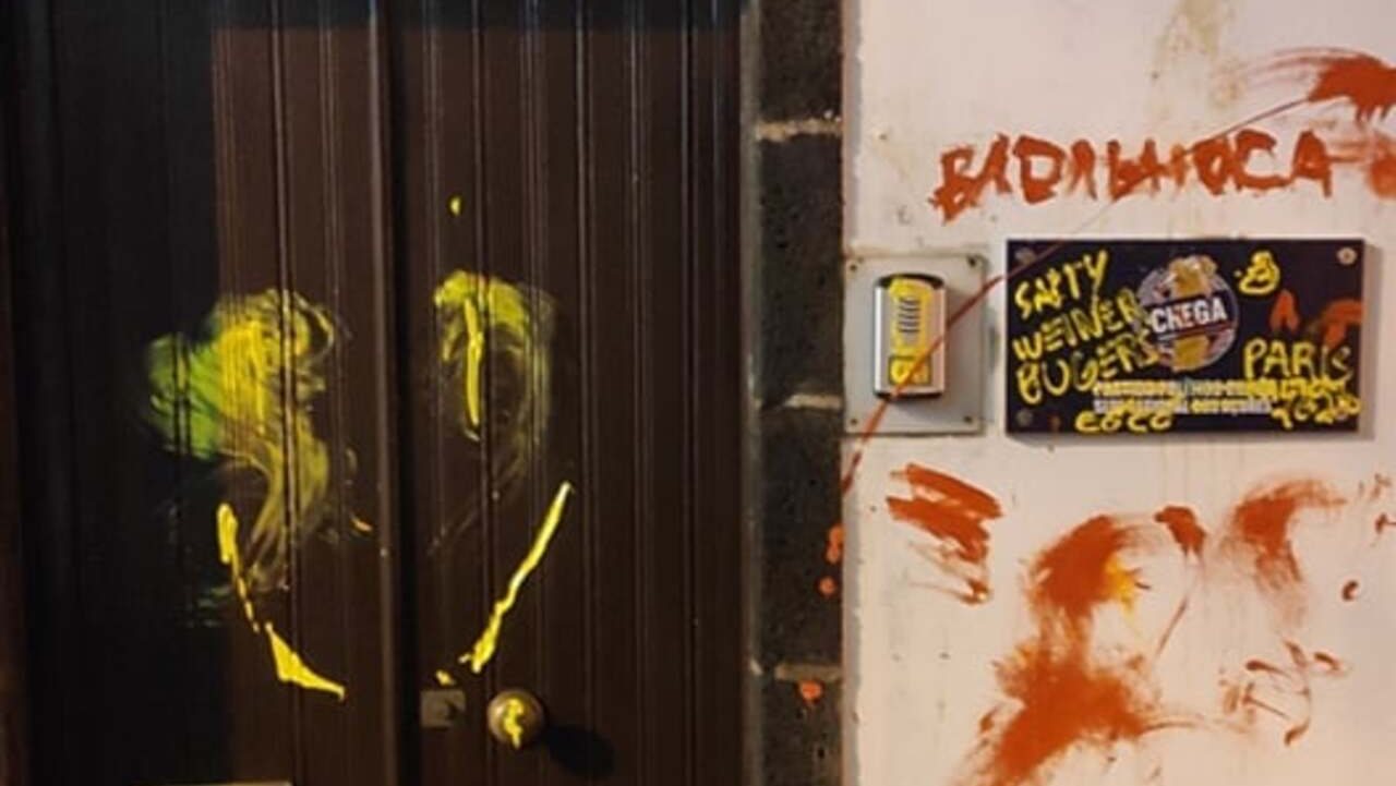 A imagem da fachada vandalizada foi partilhada na conta de Facebook do Chega/Açores