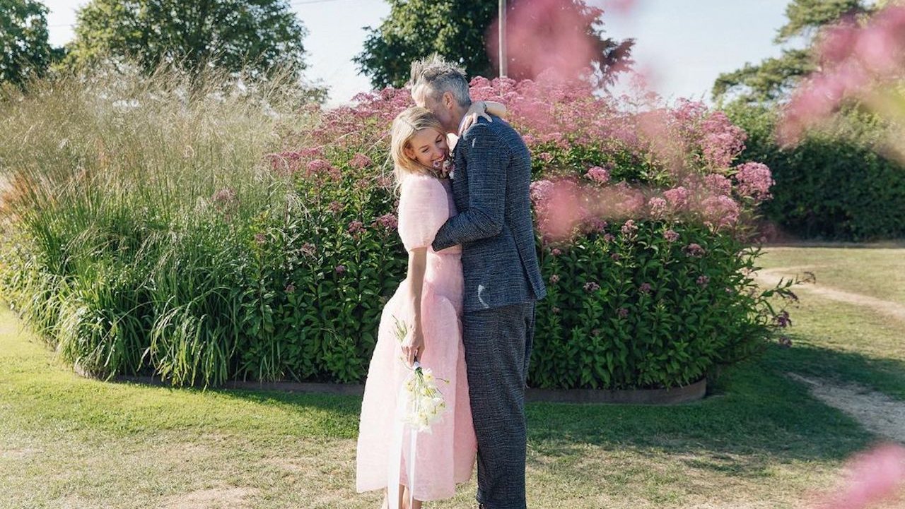 Em agosto de 2022, a designer Anna Rhodes escolheu um modelo cor-de-rosa de Cecilie Bahnsen para casar.