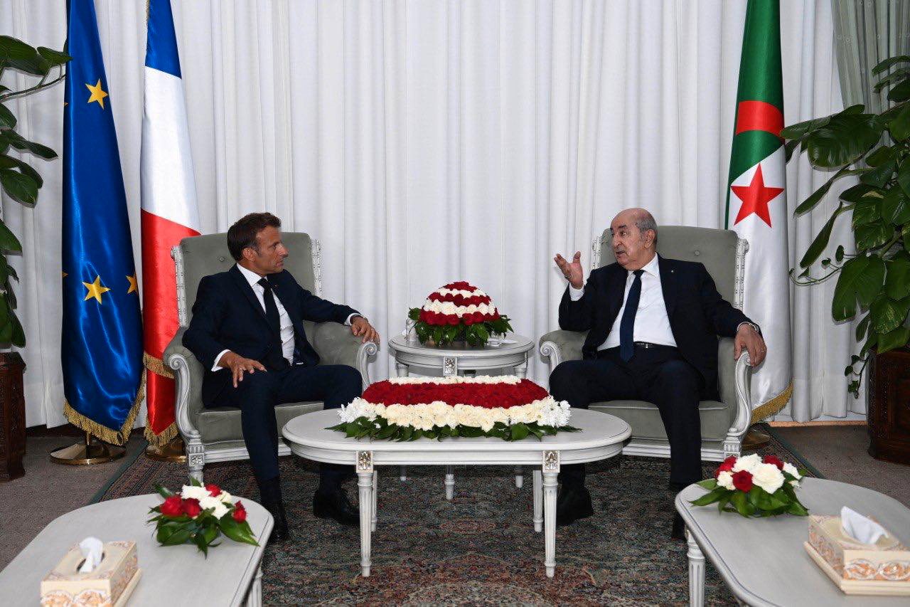 epa10138522 A handout photo made available by the Algerian presidency&#039;s press service shows Algeria&#039;s President Abdelmadjid Tebboune (R) and French President Emmanuel Macron (L) attending their bilateral meeting at the presidential palace in Algiers, Algeria, 25 August 2022. The French president is on a three-day visit to Algeria.  EPA/ALGERIAN PRESIDENCY HANDOUT  HANDOUT EDITORIAL USE ONLY/NO SALES