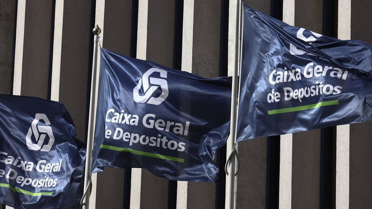 Bandeiras da Caixa Geral de Depósitos, hasteadas num edifício. 28 de junho de 2011 em Lisboa. ANTONIO COTRIM/LUSA