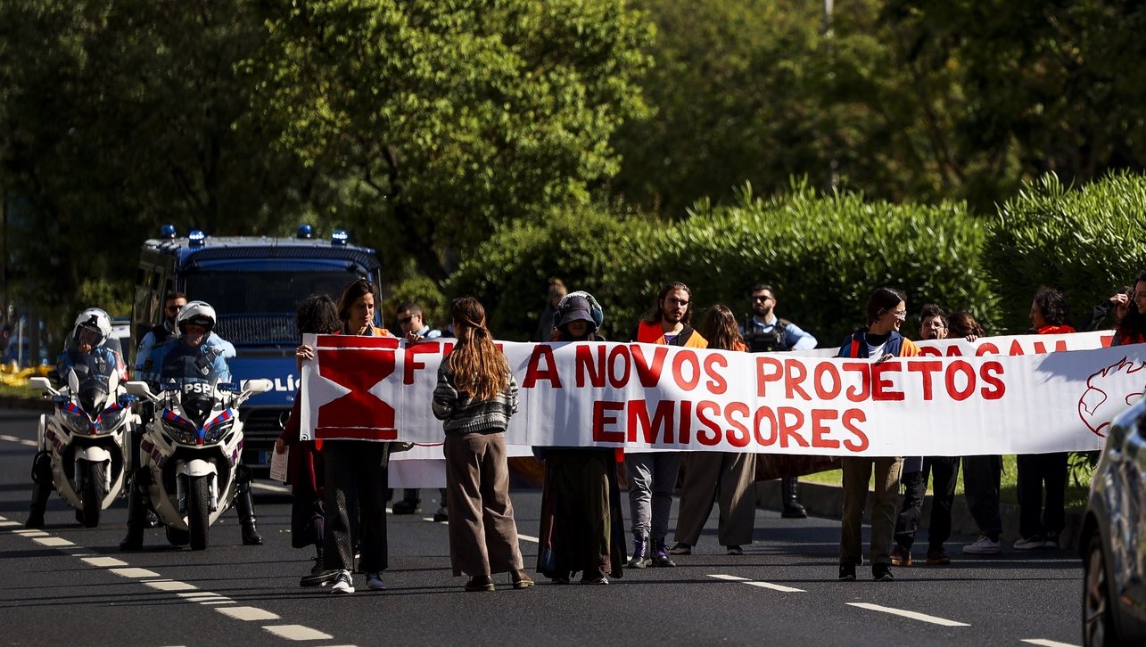 Ativistas da Climáximo bloqueiam o acesso a Lisboa pela Avenida Almirante Gago Coutinho durante uma ação de protesto, em Lisboa, 03 de maio de 2024. FILIPE AMORIM/LUSA