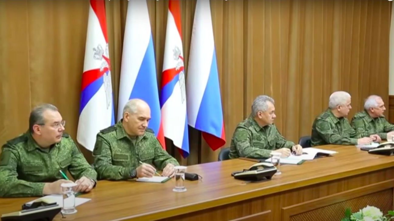 Ministro da Defesa russo, ao centro na imagem, durante a sessão de apresentação do general Surovikin
