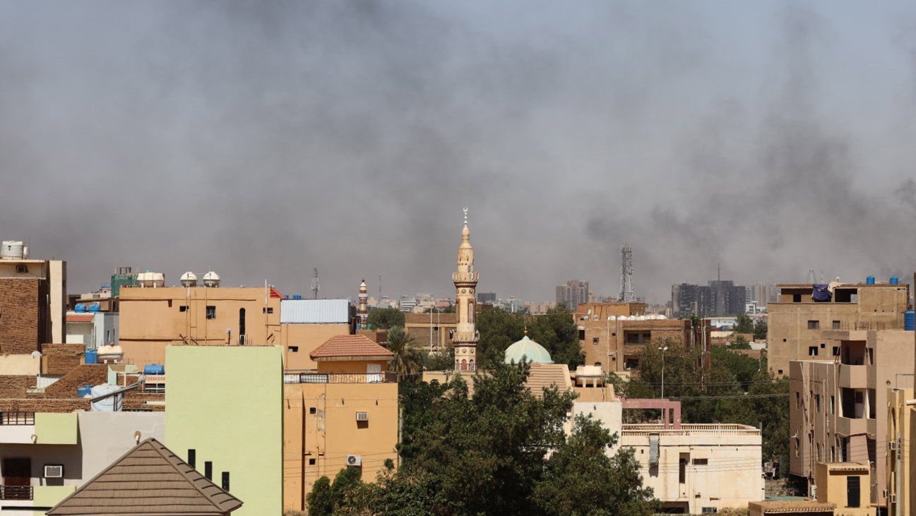 epa10579954 Smoke rises over the city during the ongoing fighting between Sudanese army and paramilitaries of the Rapid Support Forces (RSF) in Khartoum, Sudan, 19 April 2023. A power struggle erupted since 15 April between the Sudanese army led by army Chief General Abdel Fattah al-Burhan and the paramilitaries of the Rapid Support Forces (RSF) led by General Mohamed Hamdan Dagalo, resulting in at least 200 deaths according to doctors&#039; association in Sudan.  EPA/STRINGER