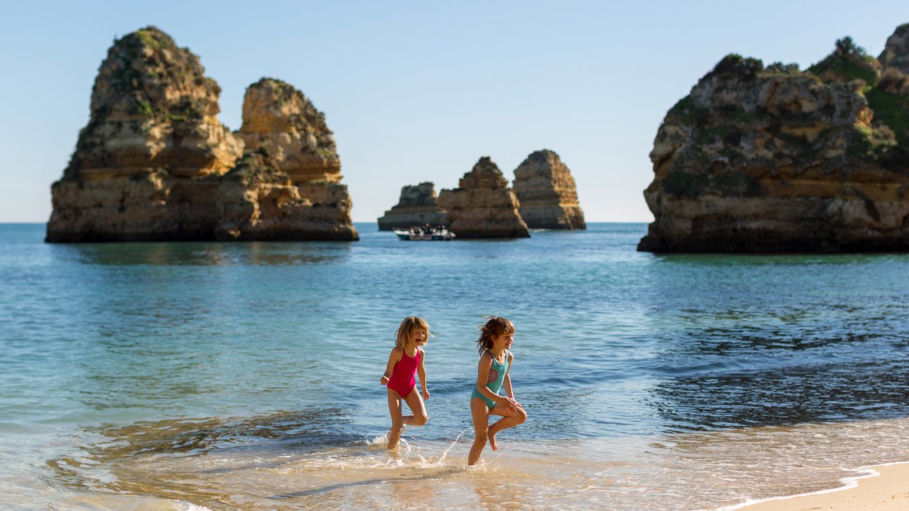 Na época balnear, as praias algarvias são um dos locais mais concorridos do turismo português
