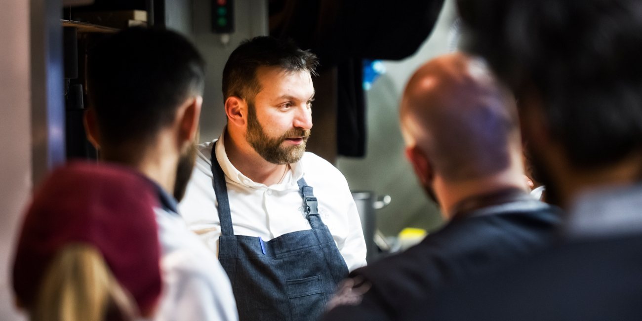 Aos 42 anos o chef de cozinha de origem bósnia recebeu a sua primeira estrela Michelin no restaurante 100 Maneiras.